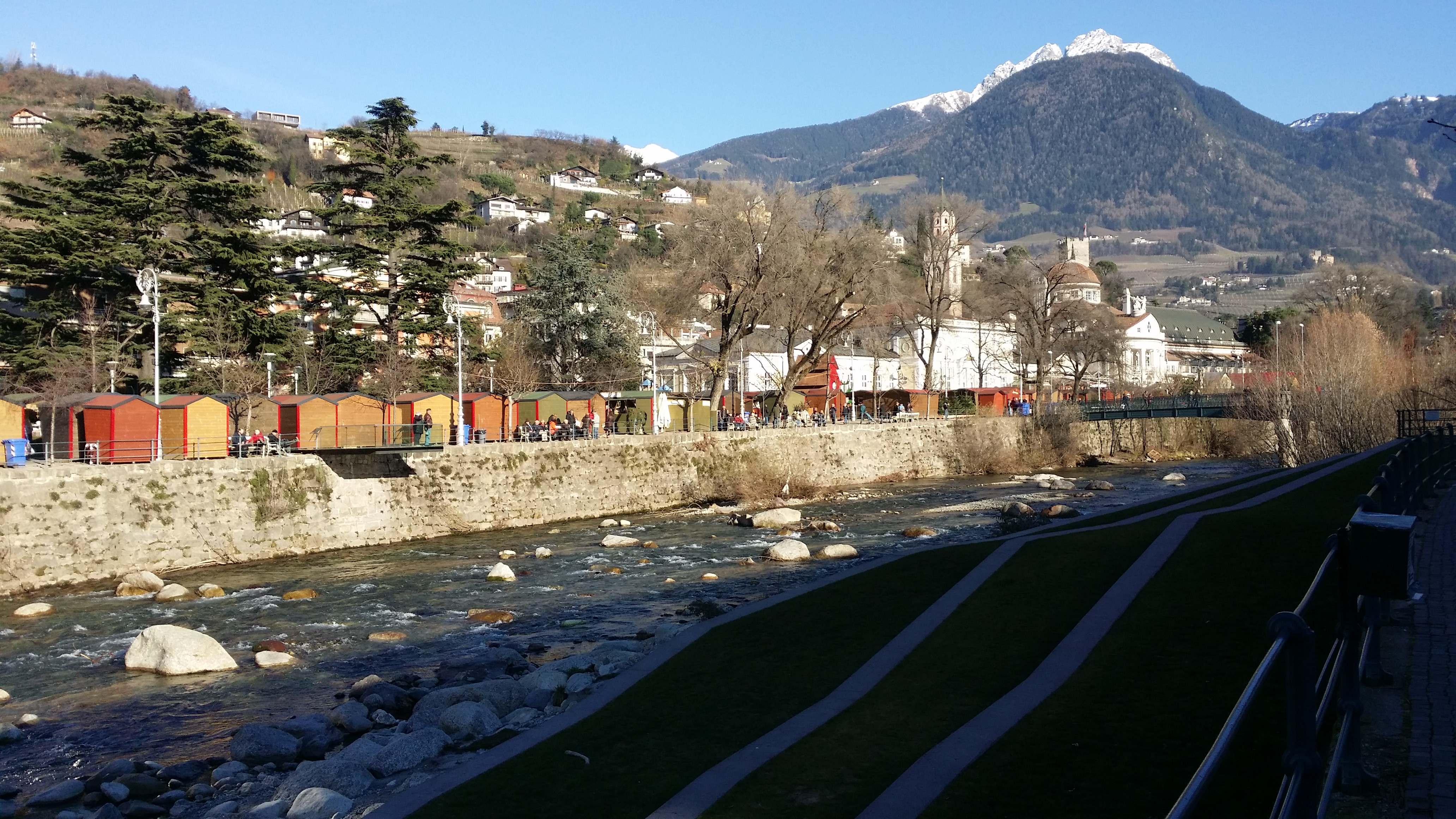 passeggiata lungo il fiume a Merano