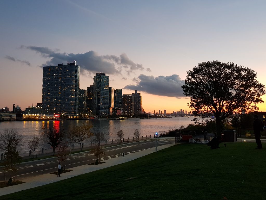 La vista sul Queens al tramonto da Roosevelt Island