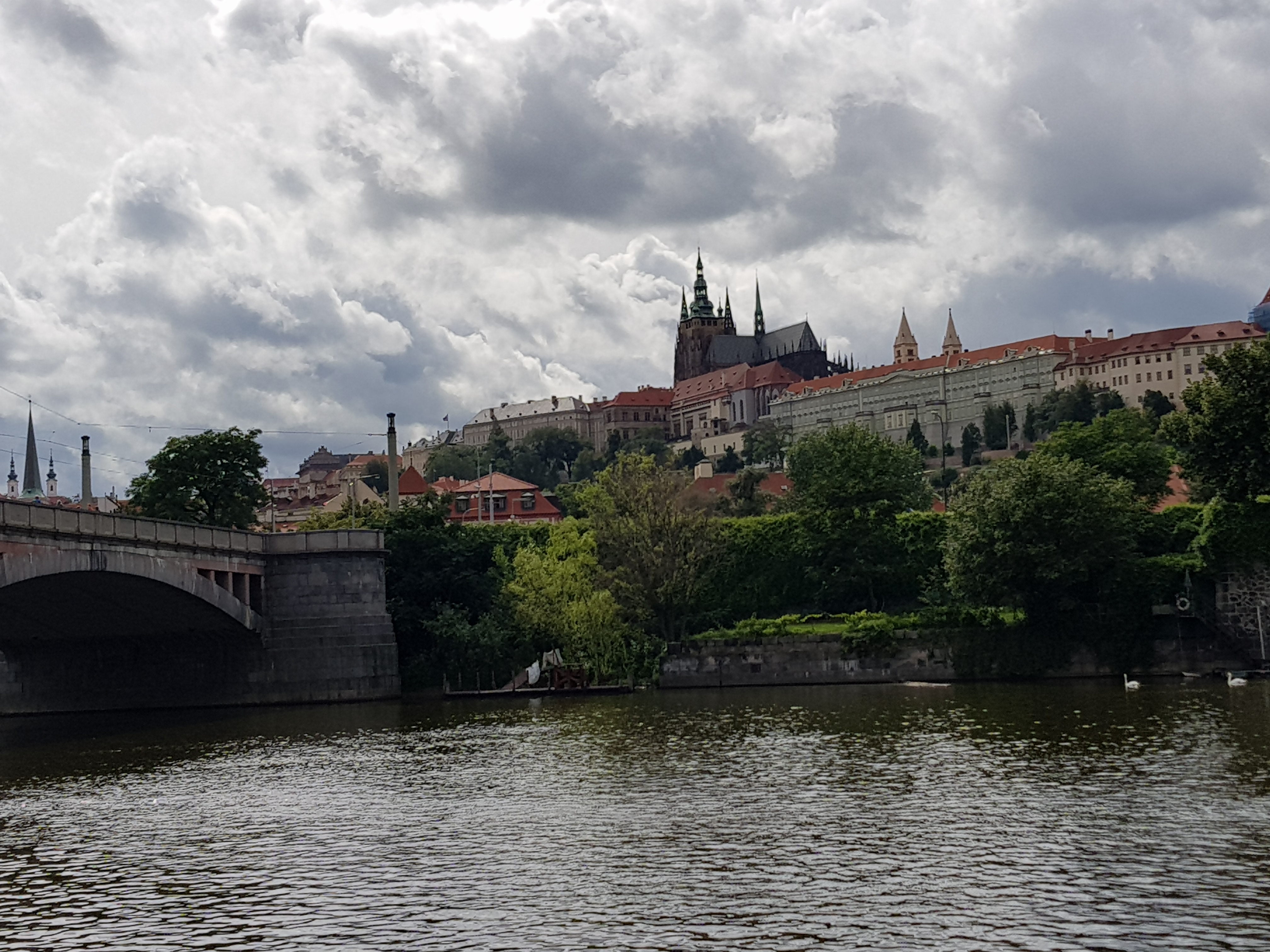 Il castello di Praga visto dalla Moldava