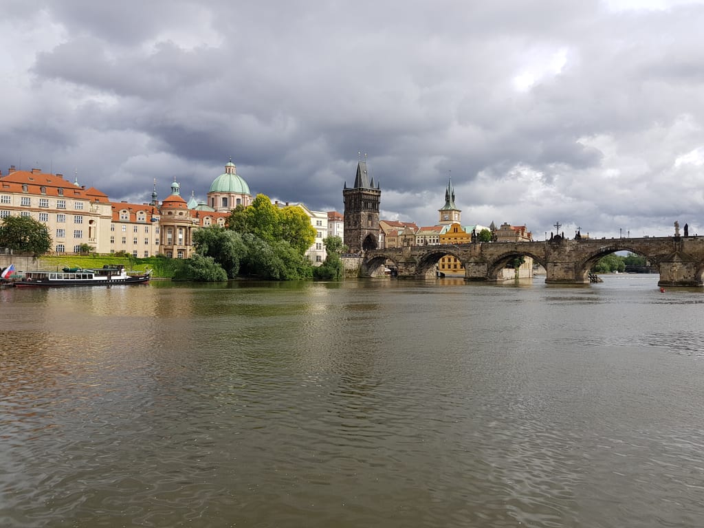 Ponte Carlo a Praga visto dal fiume
