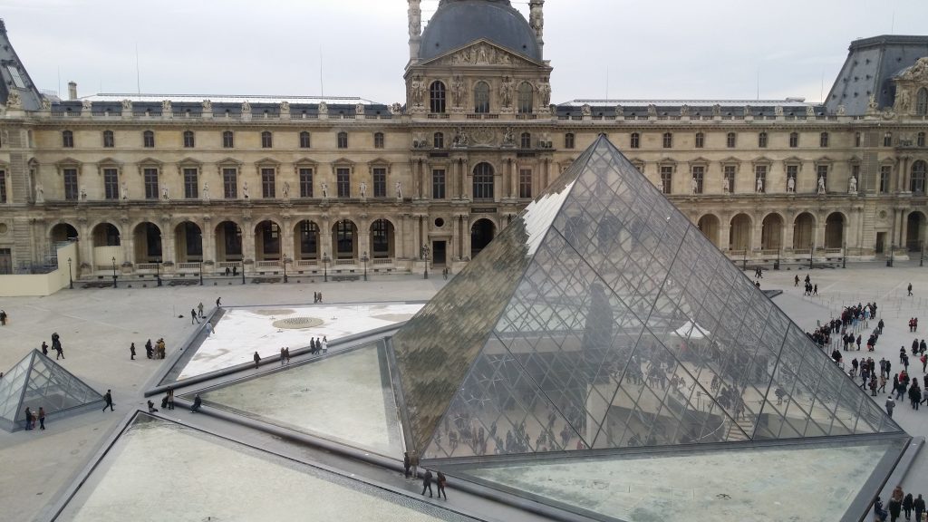 La piramide di cristallo del Louvre