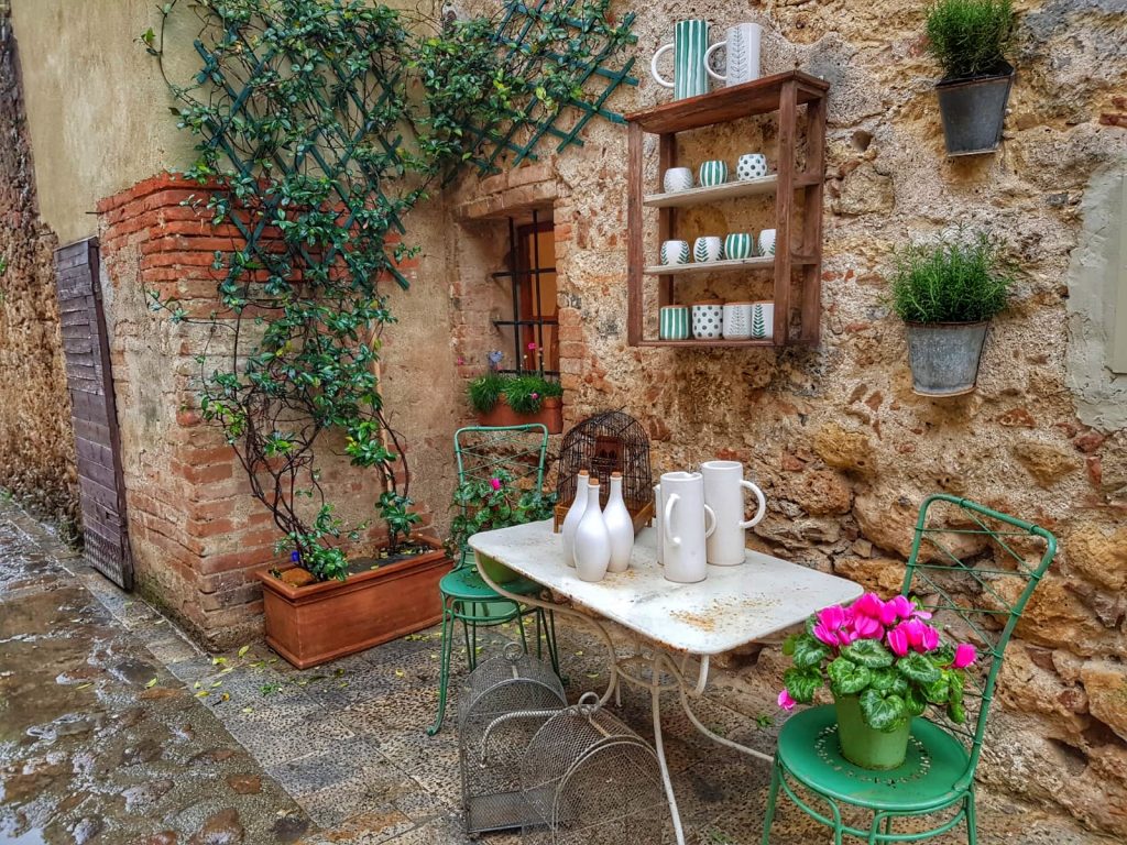 Cosa vedere a Monteriggioni: vicoli e botteghe