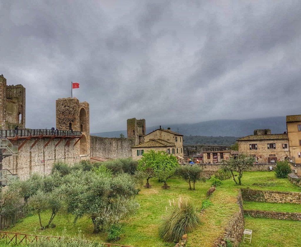 Cosa vedere a Monteriggioni: i camminamenti sulle mura