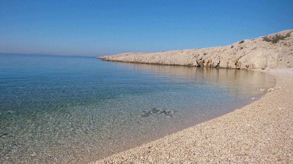 La spiaggia di Oprna a Stara Baska
