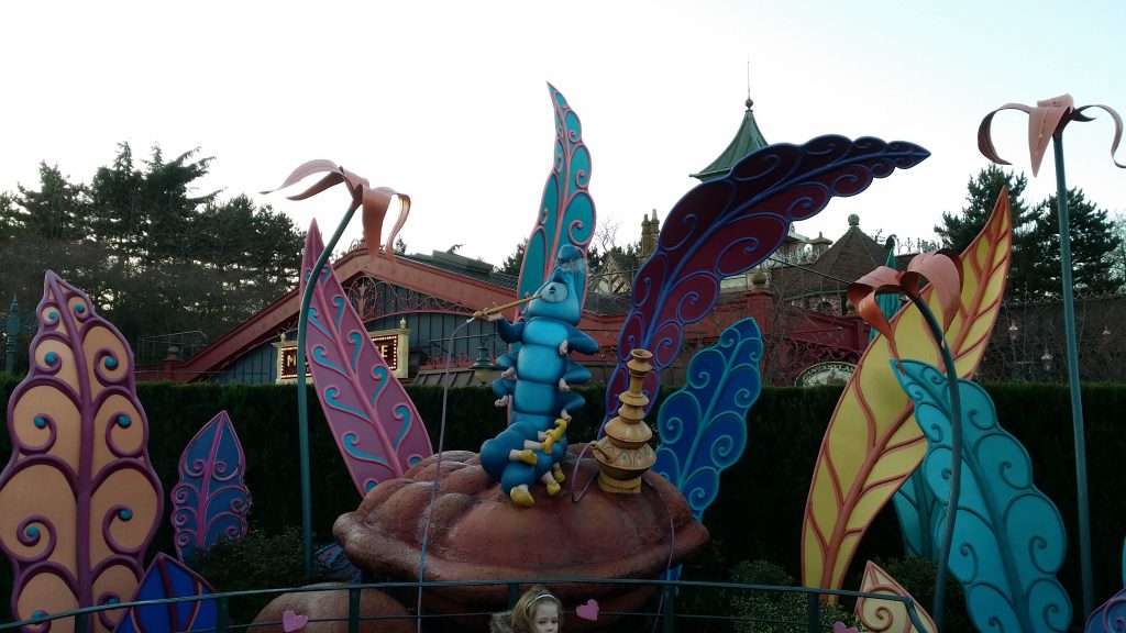 Il brucaliffo non labirinto di alice nel paese delle meraviglie a Disneyland