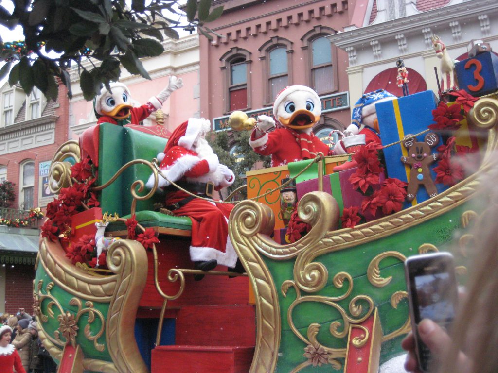 Visitare Disneyland Paris in un giorno: imperdibile la parata di natale