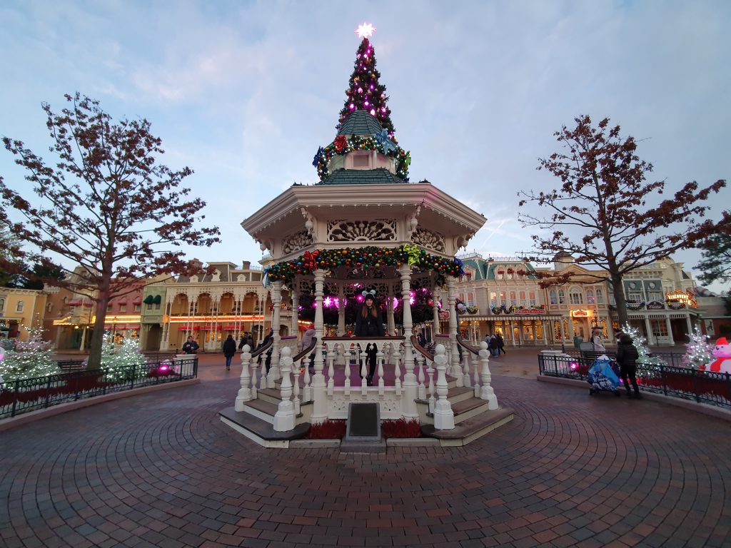 L'ingresso di disneyland paris addobbato per Natale