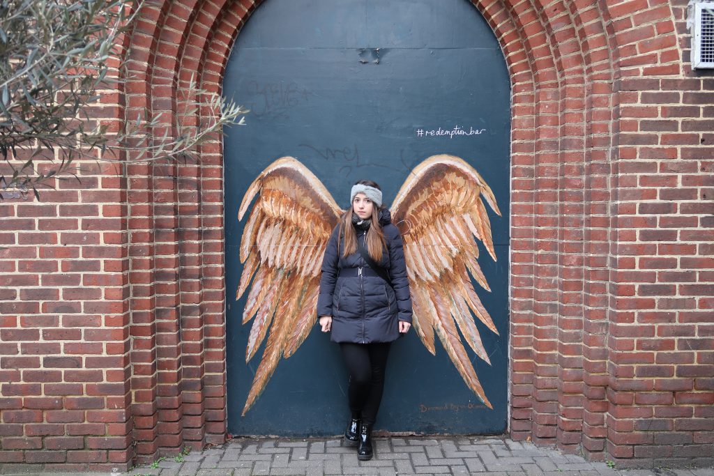 Il murales con le ali da angelo