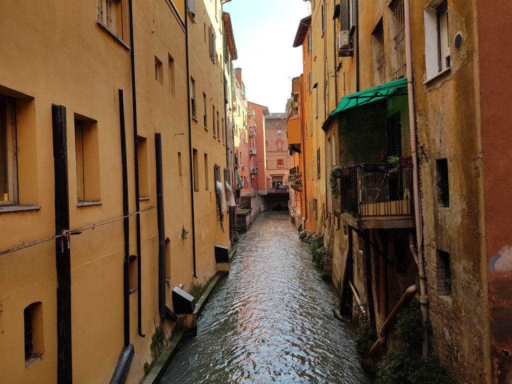 Cosa vedere a Bologna in un giorno: la finestrella di via Piella