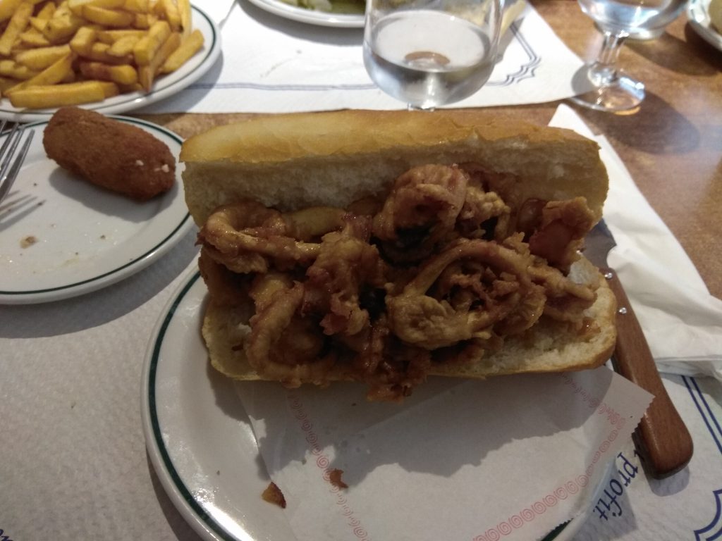 Bocadillo de calamares al ristorante los toneles