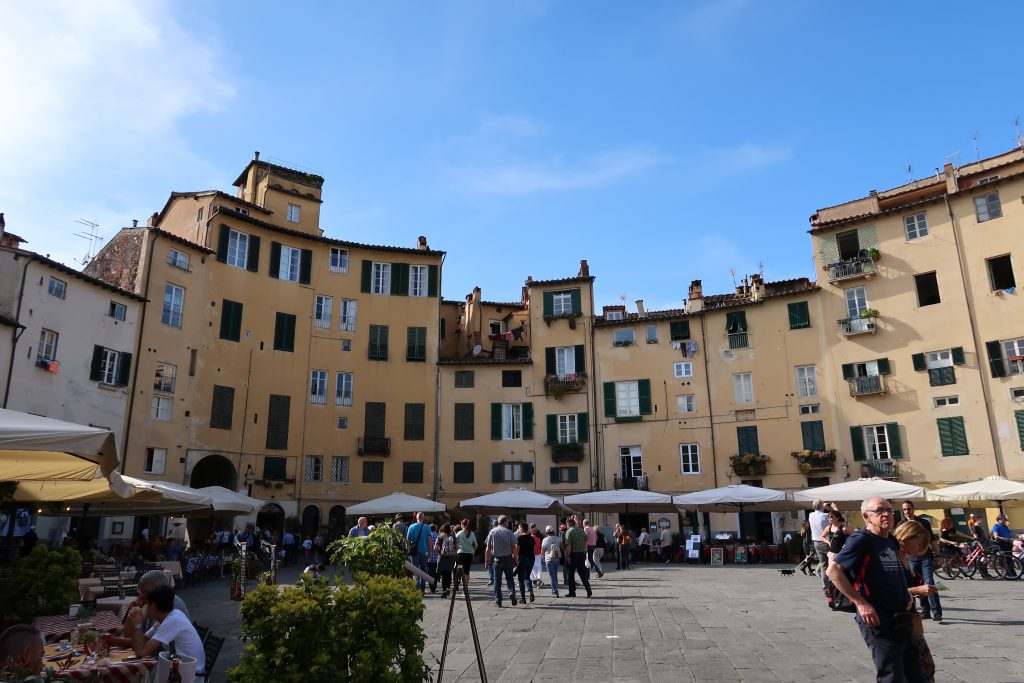 La Piazza dell'anfiteatro a Lucca