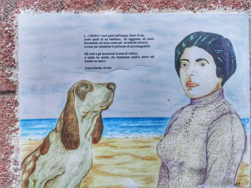 Una ceramica dedicata a Grazia Deledda a Posada in Sardegna