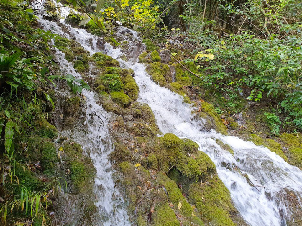 Una cascata all'esterno della grotta