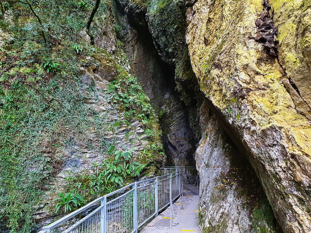 La passerella di ingresso alla grotta