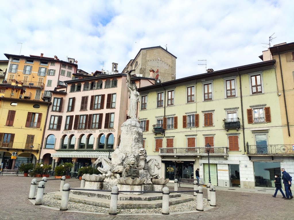 Cosa vedere a Lovere: piazza tredici martiri