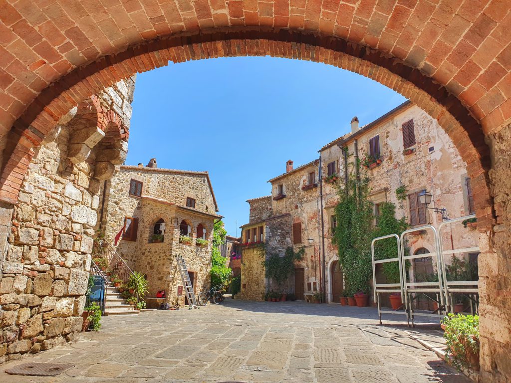 Il borgo di Montemerano in Maremma