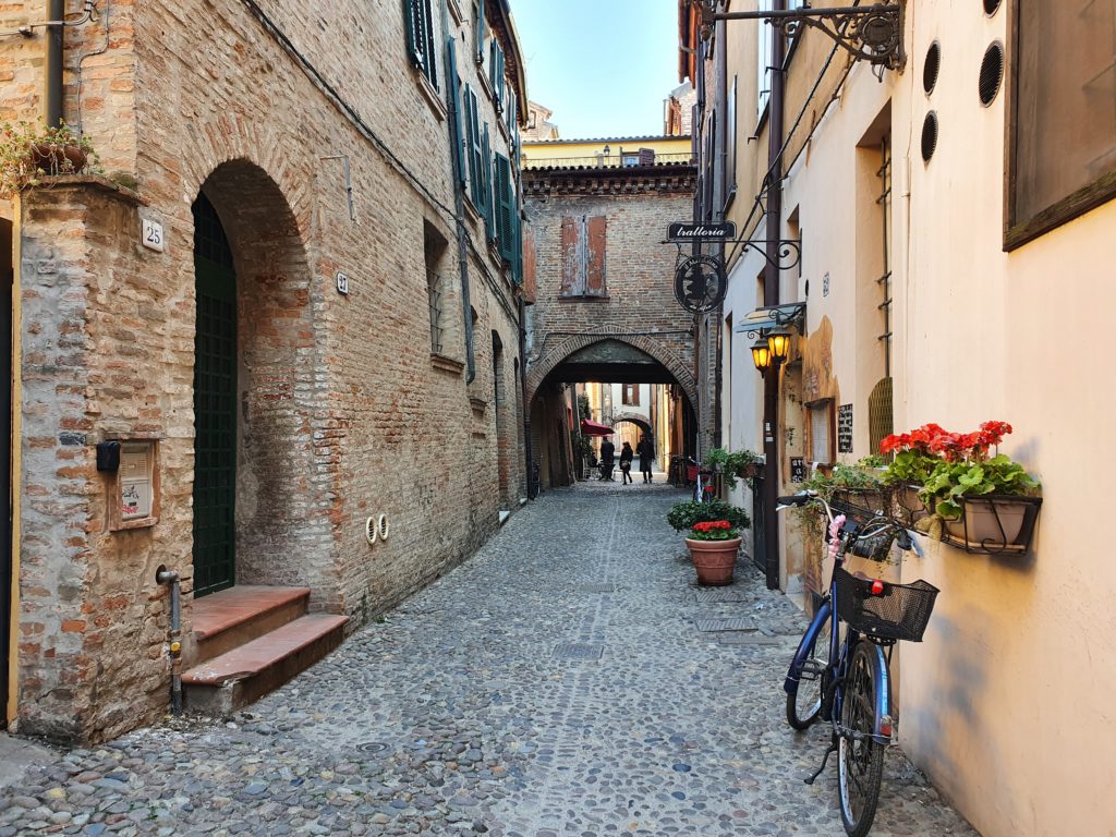 Cosa vedere a Ferrara: via delle Volte
