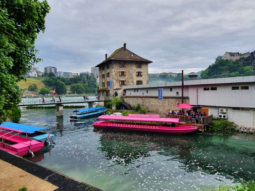 Visitare le Cascate del Reno in barca