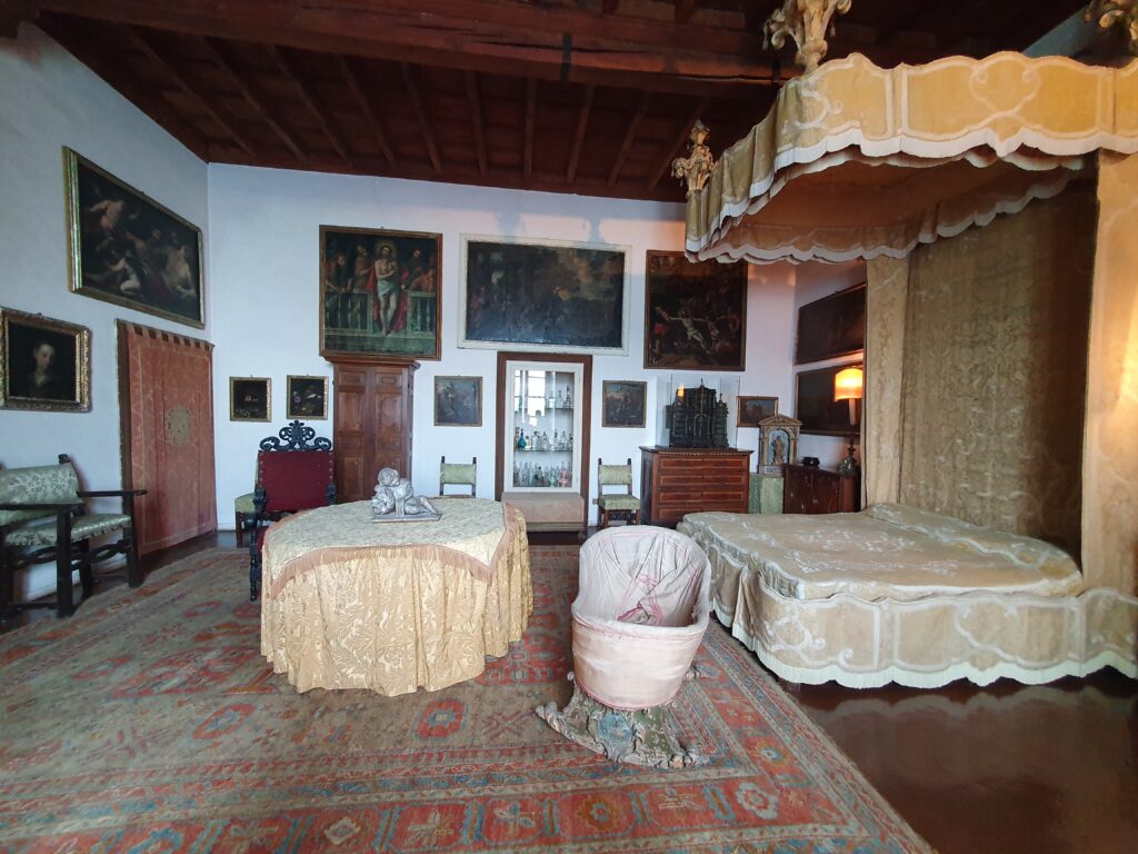 Una delle sale di Palazzo Borromeo