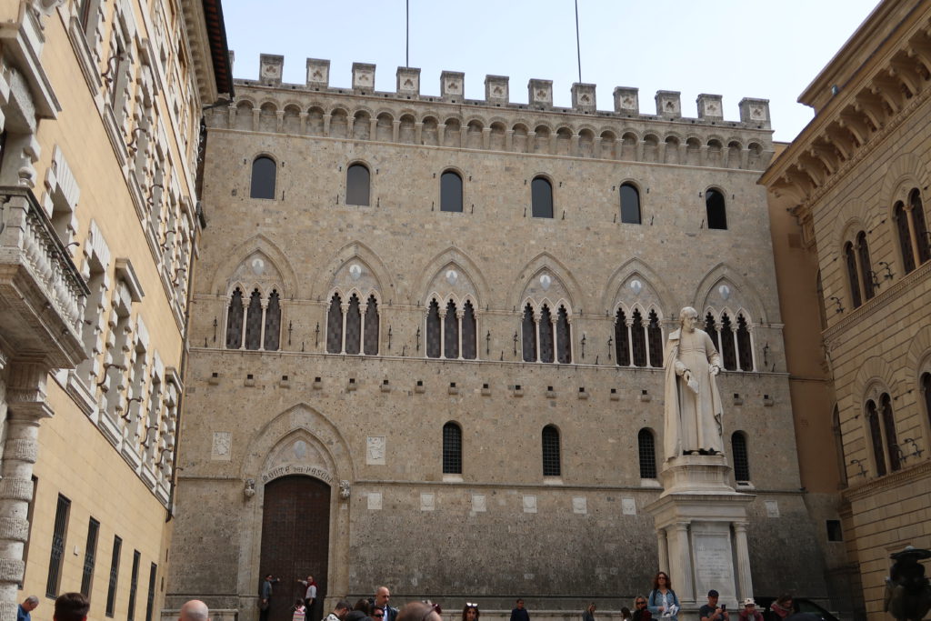 Cosa vedere a Siena: Piazza Salimbeni