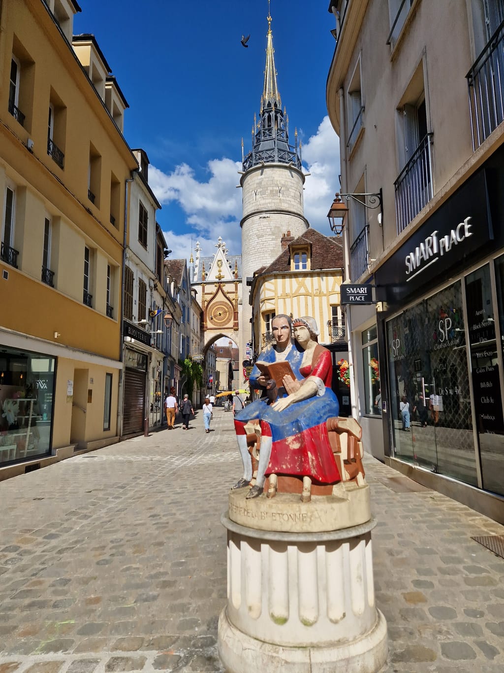 Il centro storico di Auxerre con la Torre dell'Orologio