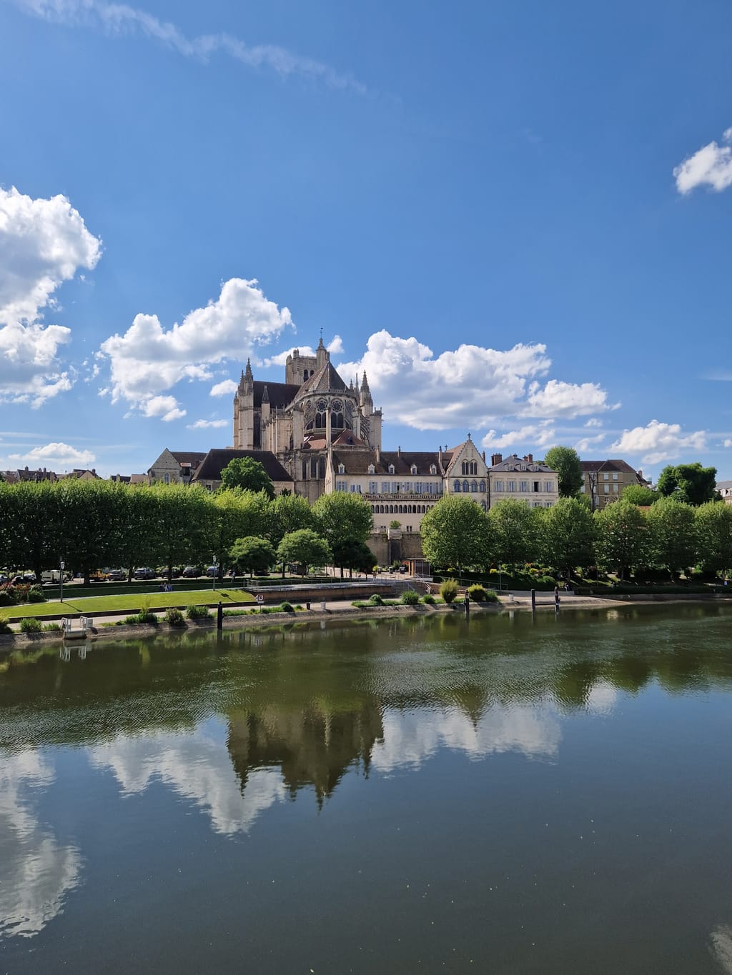 Il profilo di Auxerre che si specchia sul fiume Yonne