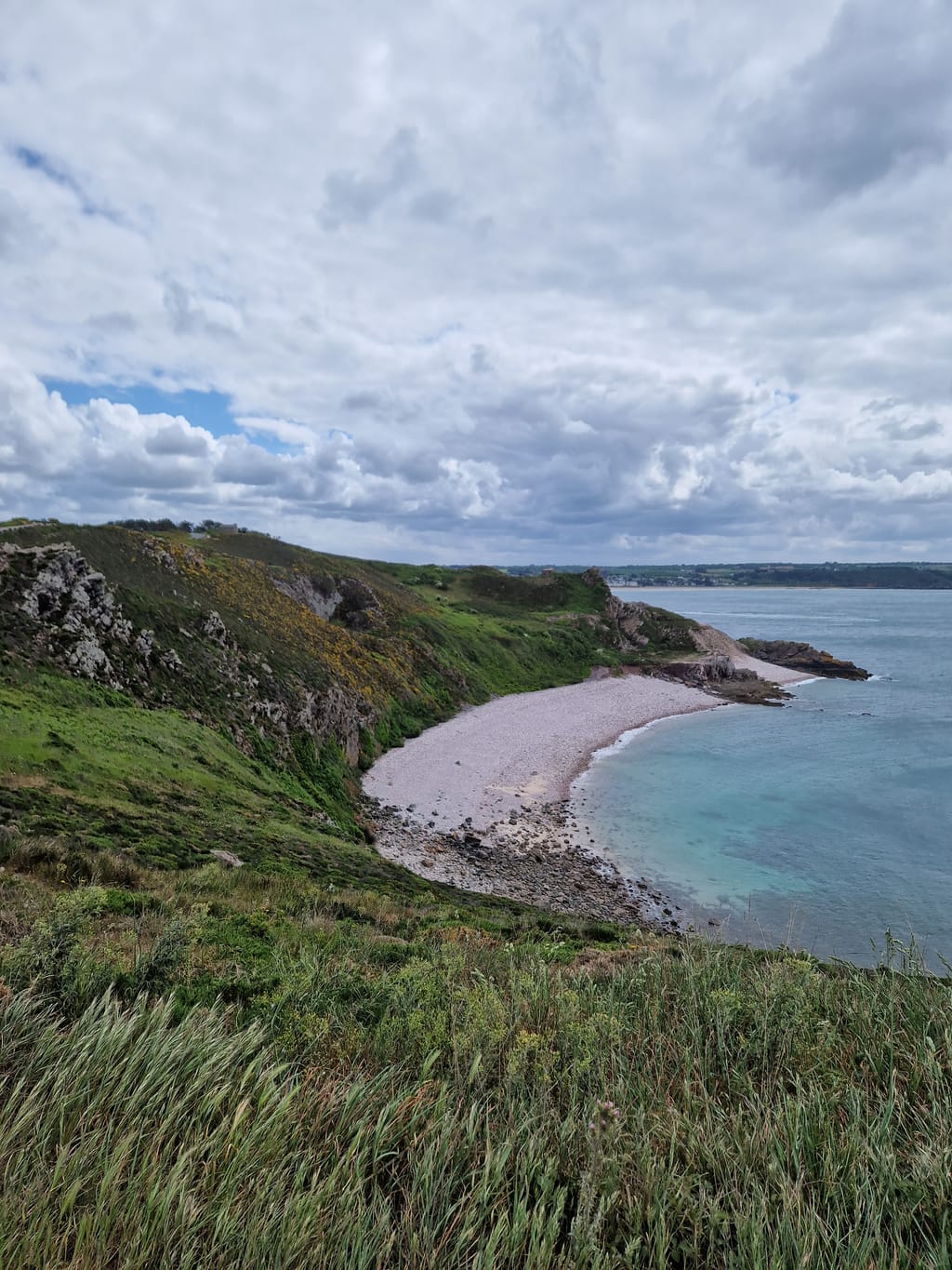 Il sentiero di Cap d'Erquy che si affaccia su una baia di sabbia rosa