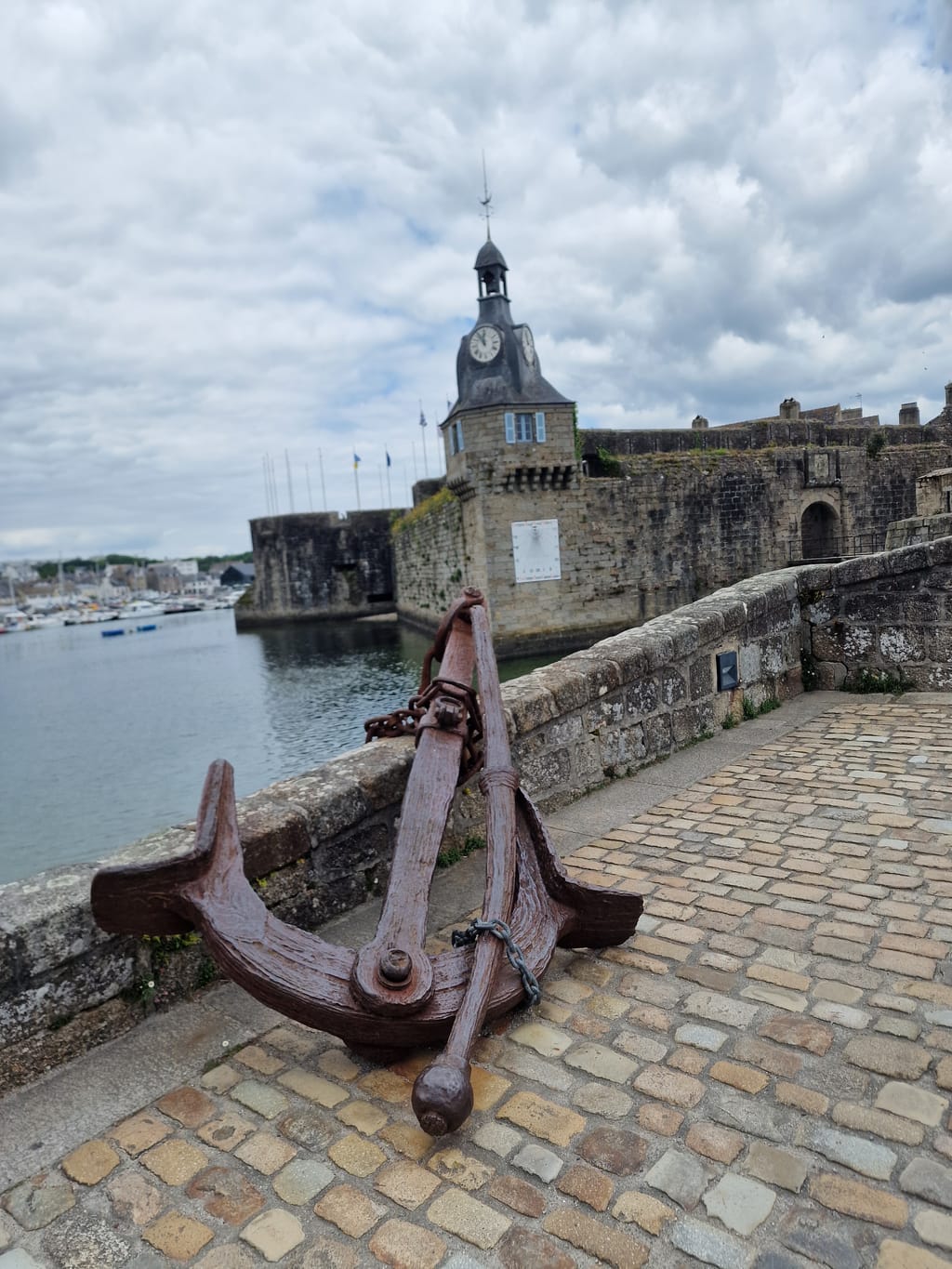 L'ancora sui bastioni della Ville Close di Concarneau con il campanile dell'orologio