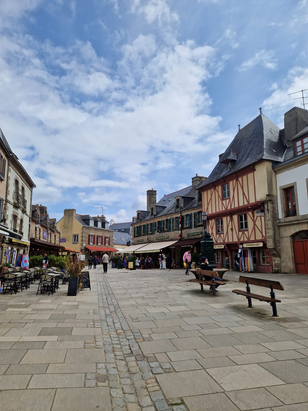 La piazza interna della Ville Close di Concarneau con le case a graticcio