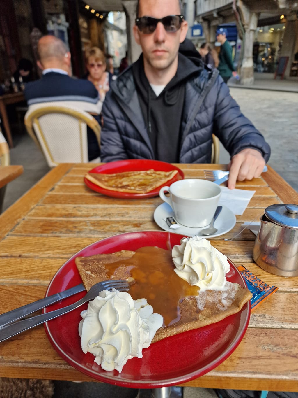 Galette e crepe al caramello al burro salato con panna montata
