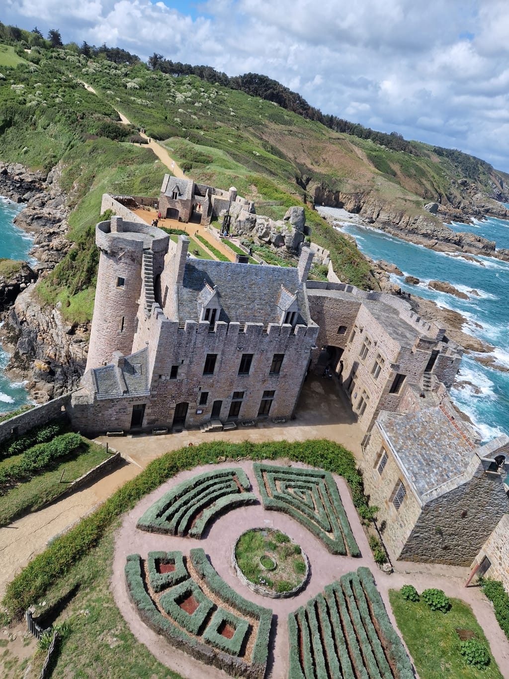 La vista dalle torri di Fort La Latte sui giardini della fortezza e sulla costa
