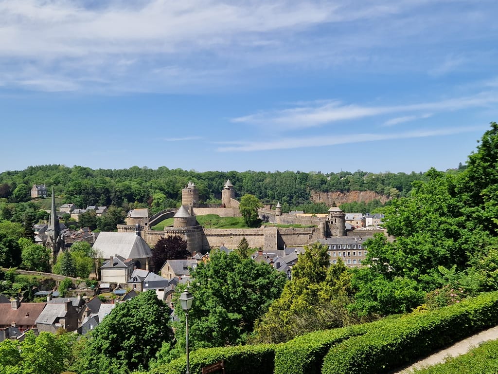 La vista panoramica su Fougères e il suo castello medievale dal Giardino Pubblico