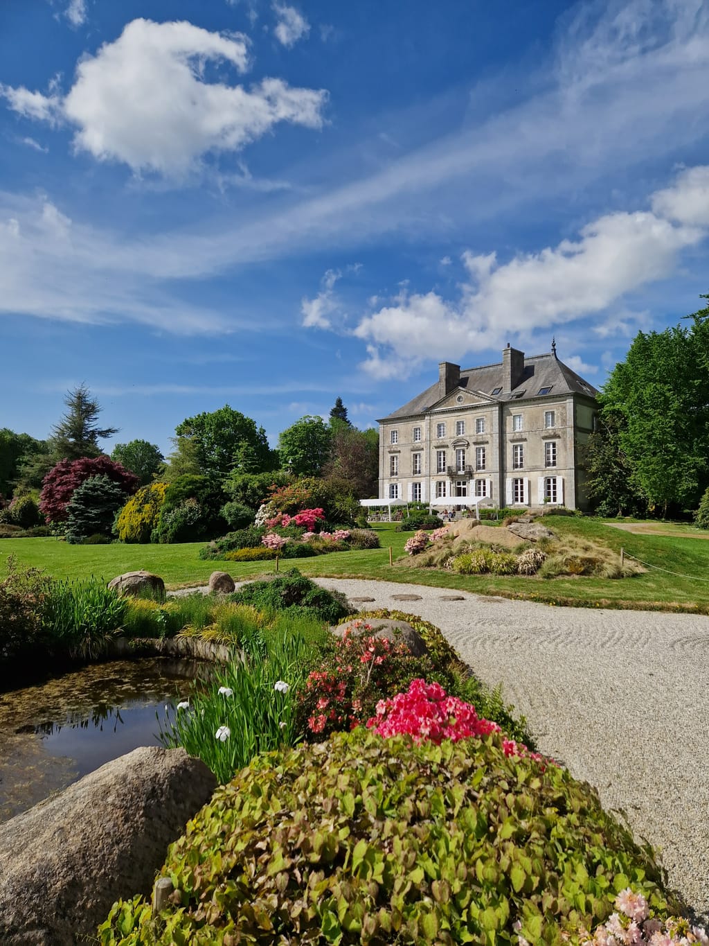 Il maniero del Parc Botanique de Haute-Bretagne tra le aiuole fiorite