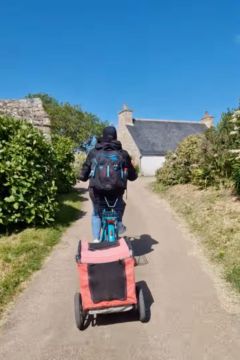 In bicicletta sulle stradine dell'Île de Bréhat con il carrellino delle cagnoline