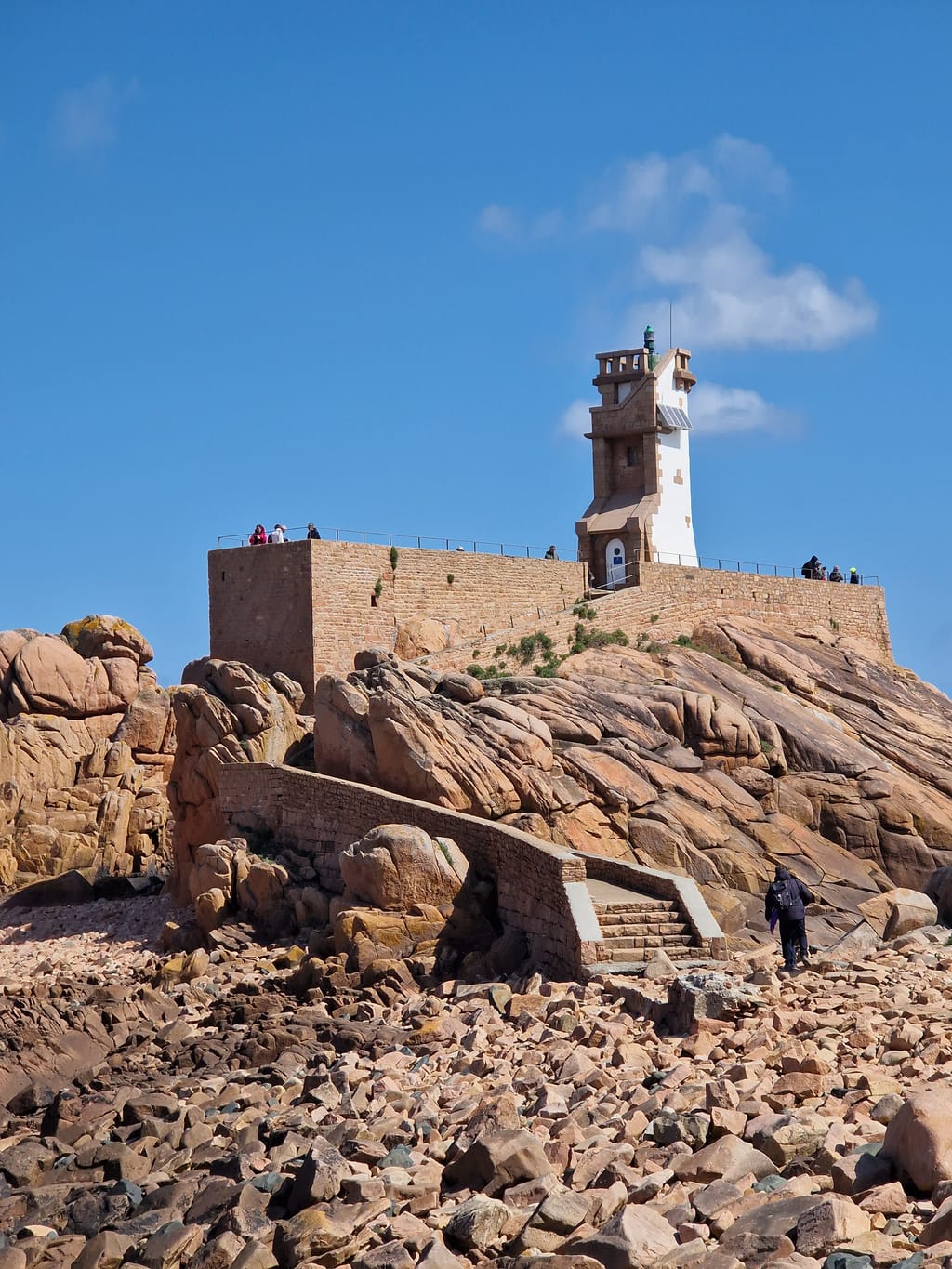 Il Faro del Paon sulle rocce di granito rosa dell'Île de Bréhat