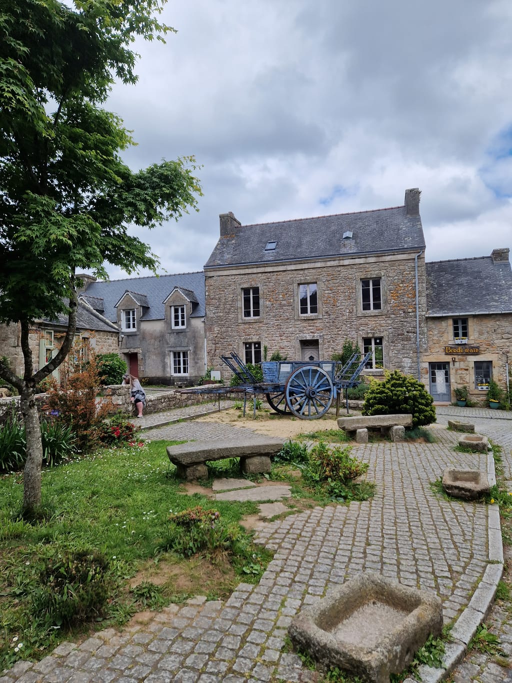 Le case in granito della piazza di Locronan