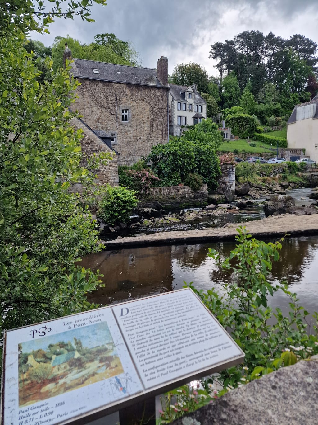 I mulini sul fiume di Pont-Aven con il pannello dedicato ai pittori della Scuola di Pont-Aven