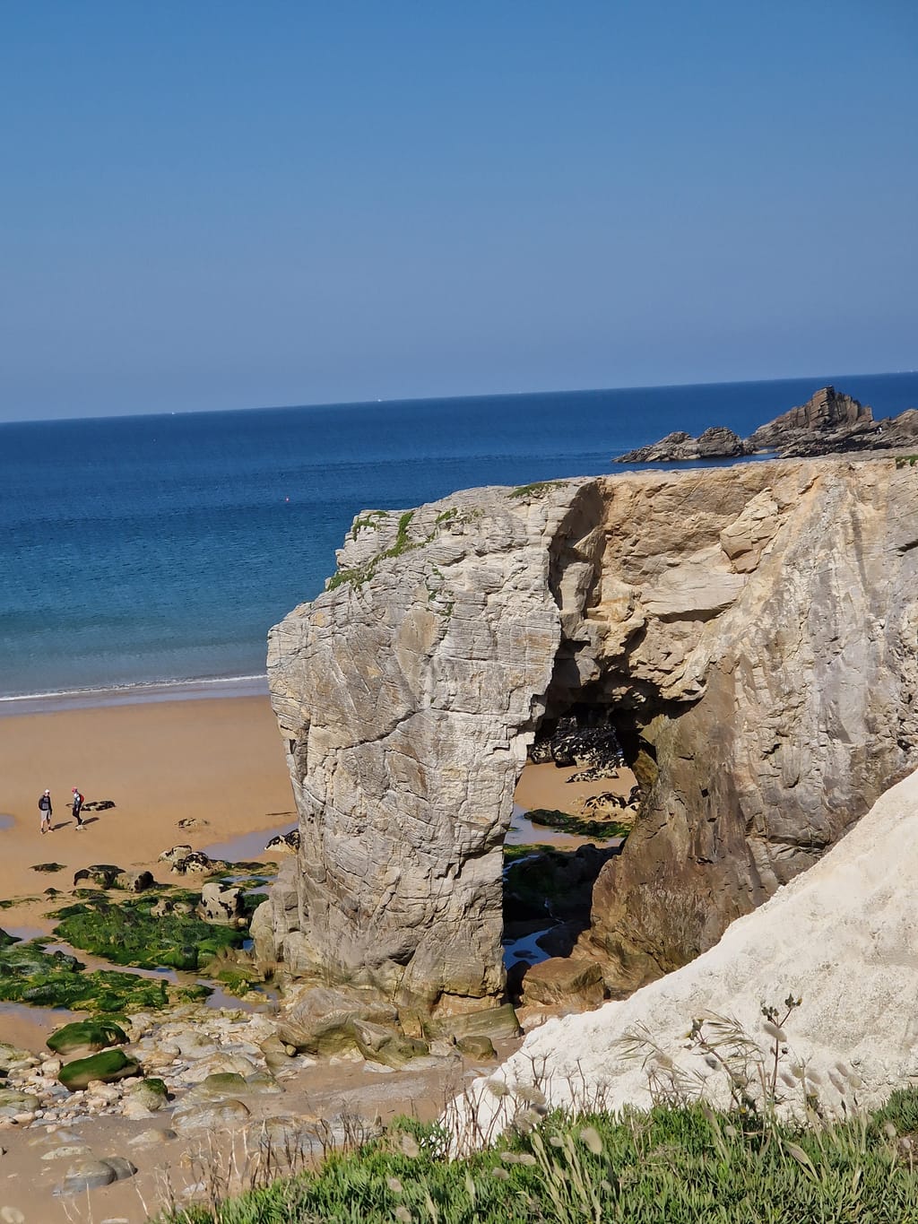 Le scogliere e il mare turchese della costa selvaggia di Quiberon