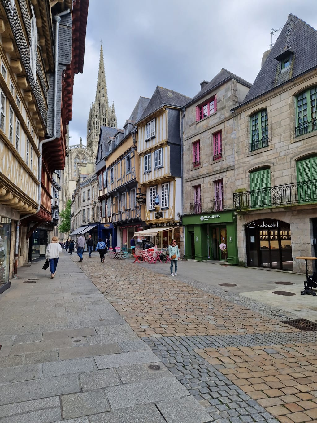 Le vie del centro di Quimper con le guglie della Cattedrale di San Corentino