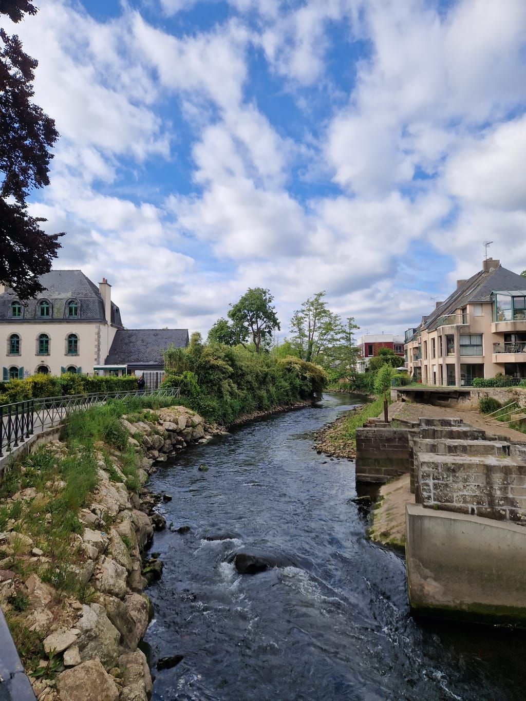 Il fiume che attraversa Quimper tra le case in pietra