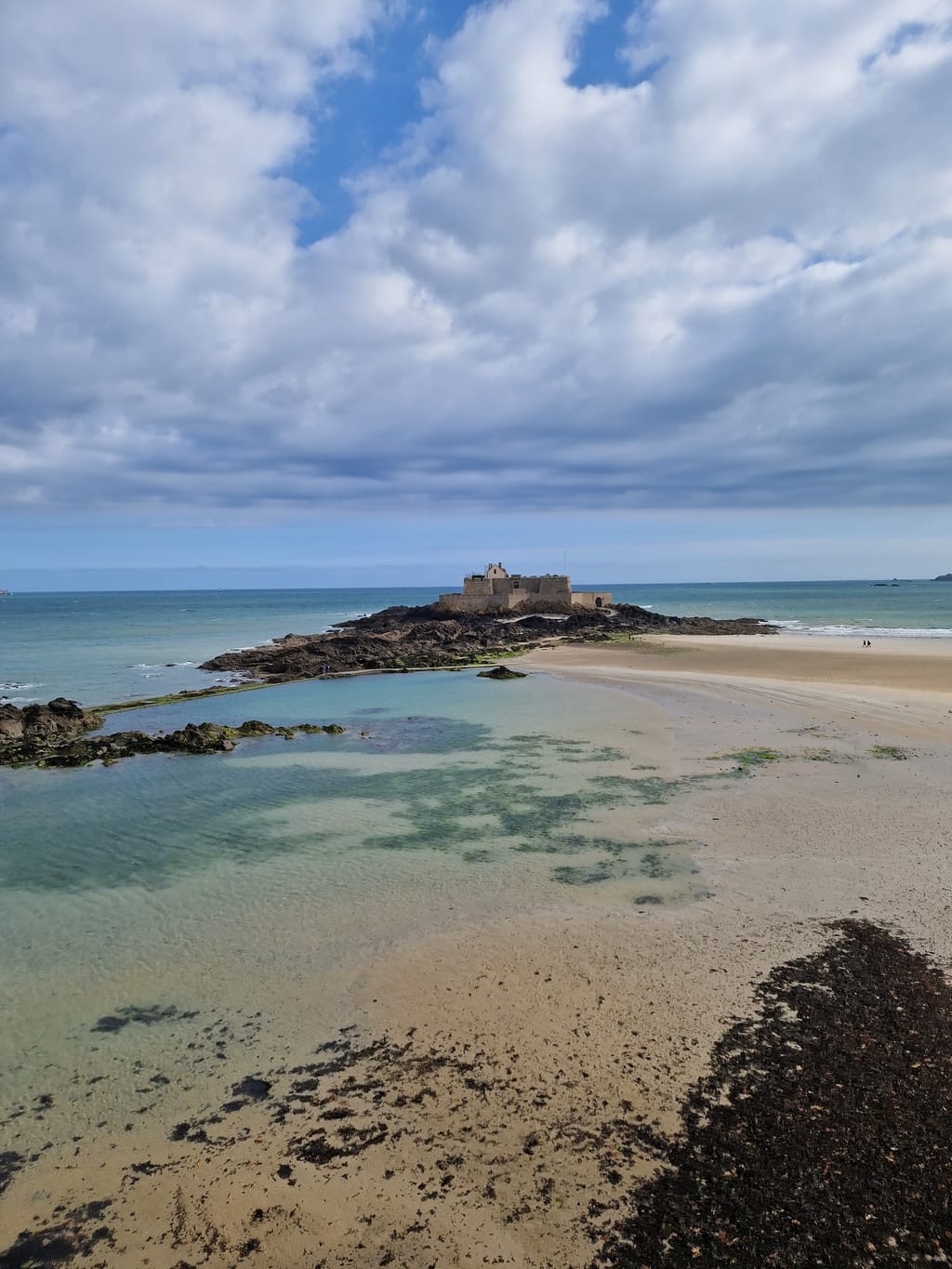 La spiaggia di Saint-Malo con la bassa marea e l'isolotto fortificato