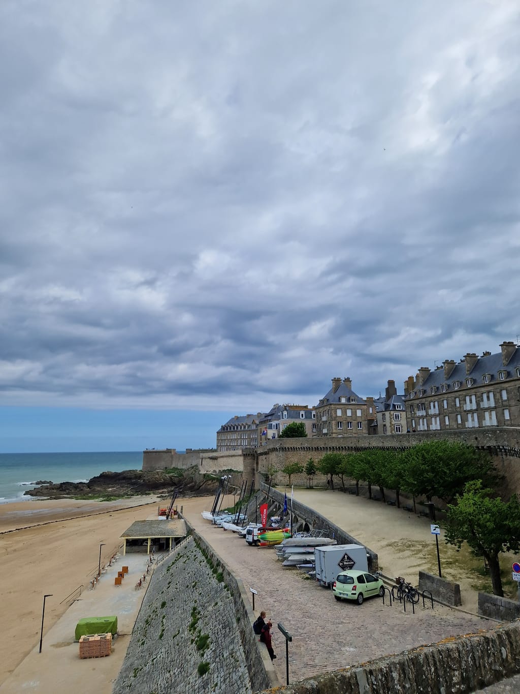 Le mura e le case di Saint-Malo viste dalla spiaggia