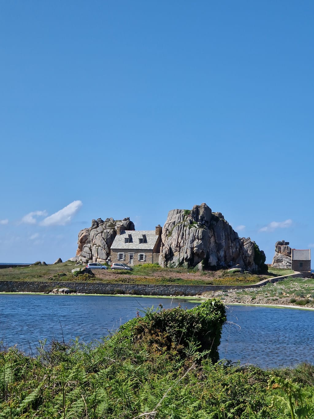 La Maison du Gouffre, la casetta incastrata tra i faraglioni di granito a Plougrescant