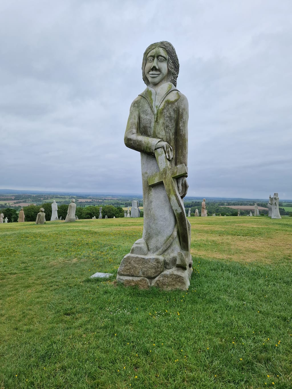 Una delle statue di granito dei santi bretoni alla Valle dei Santi