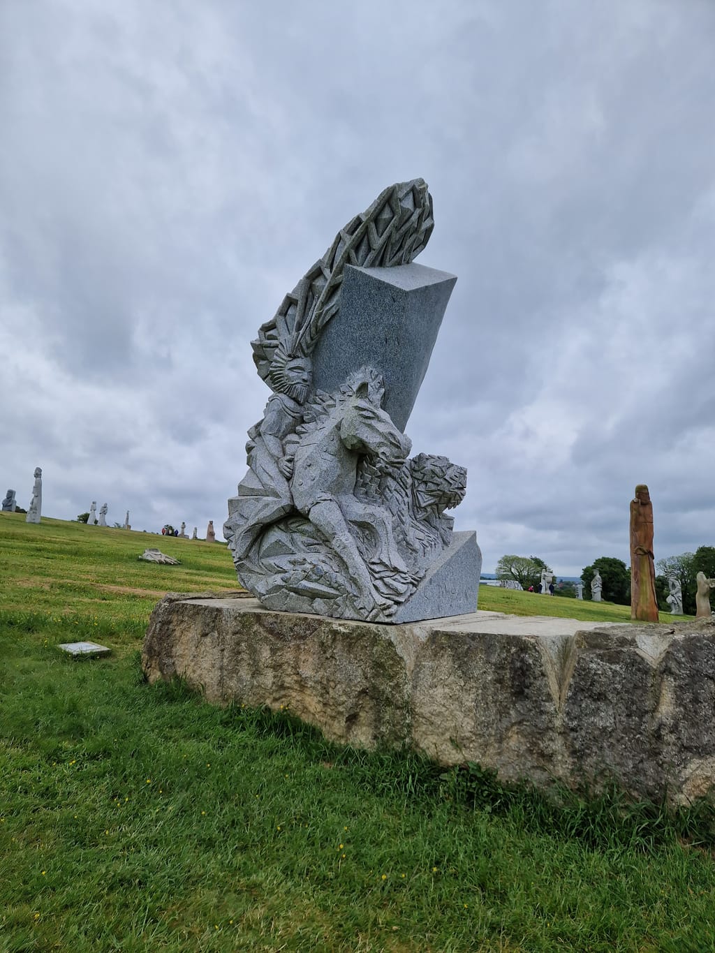 Un gruppo scultoreo monumentale della Valle dei Santi, con altre statue all'orizzonte