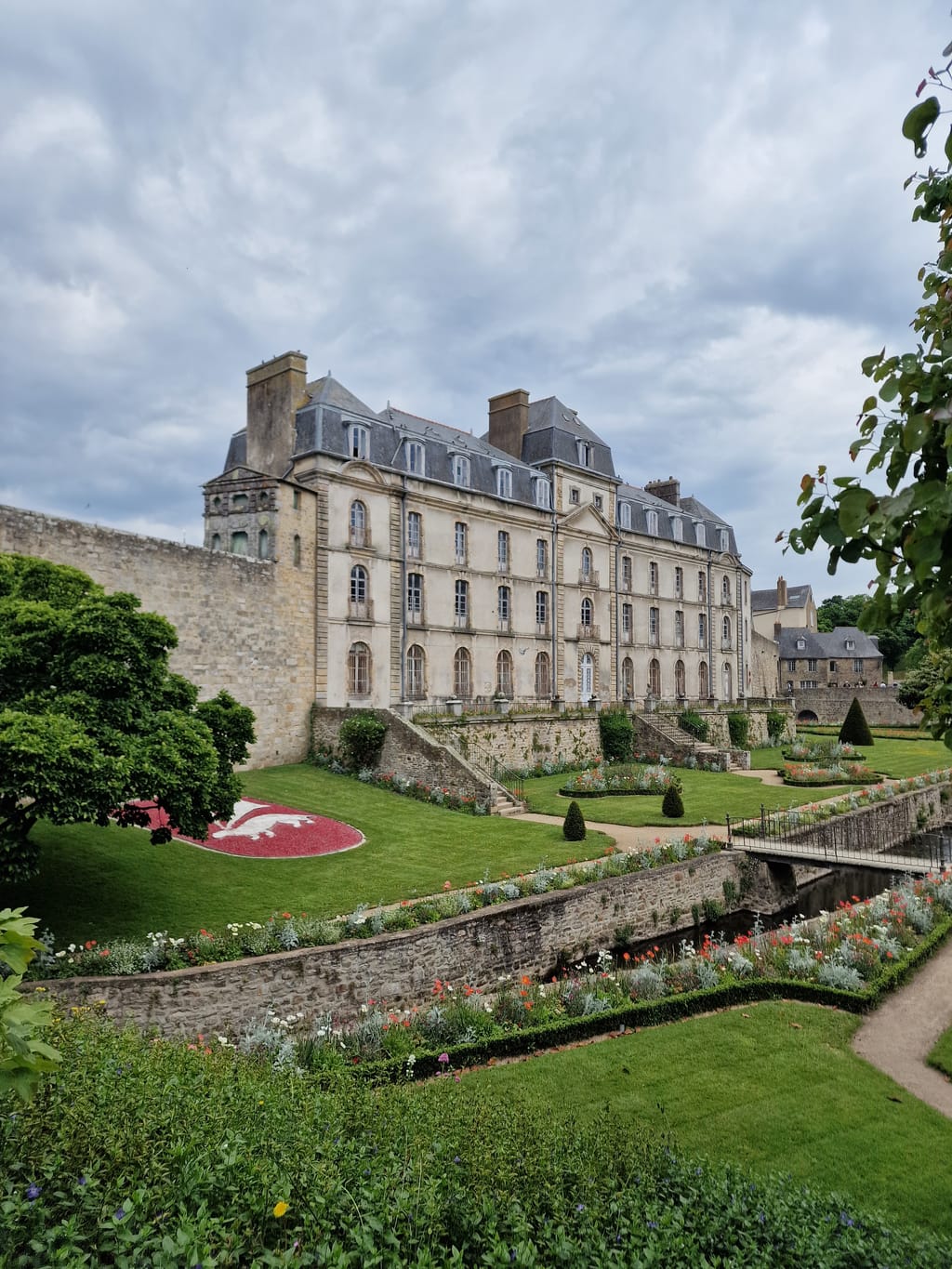 I giardini fioriti lungo le mura medievali di Vannes